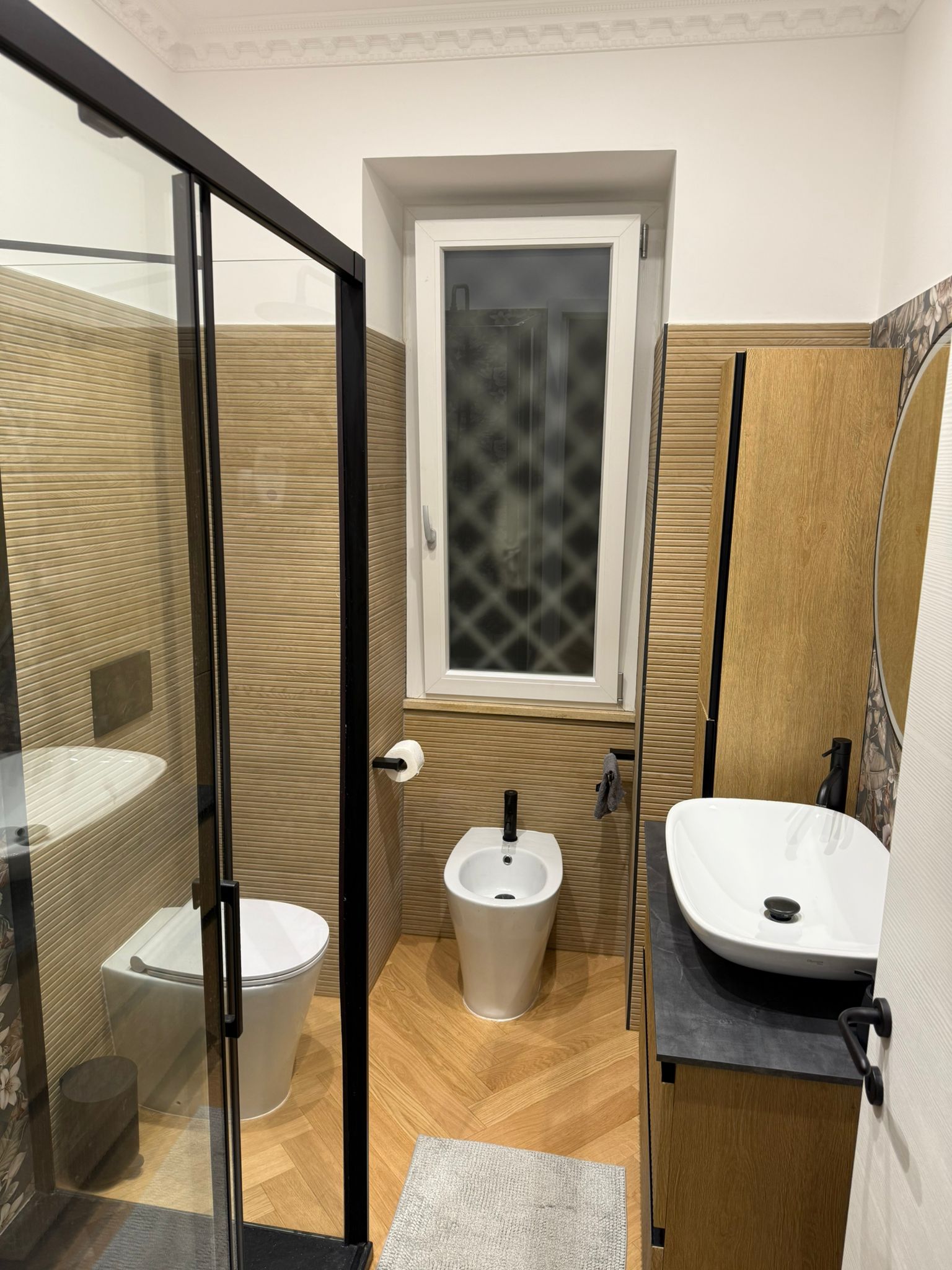 Bagno moderno con finetra per comodità e praticità.