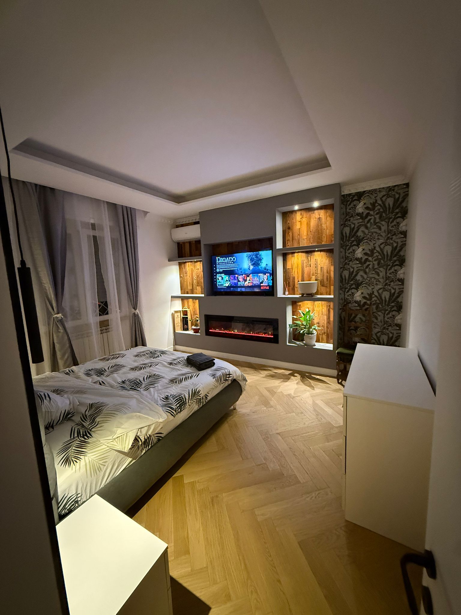 Camera matrimoniale con led eleganti, controsoffitto moderno, grande tv e aria condizionata.