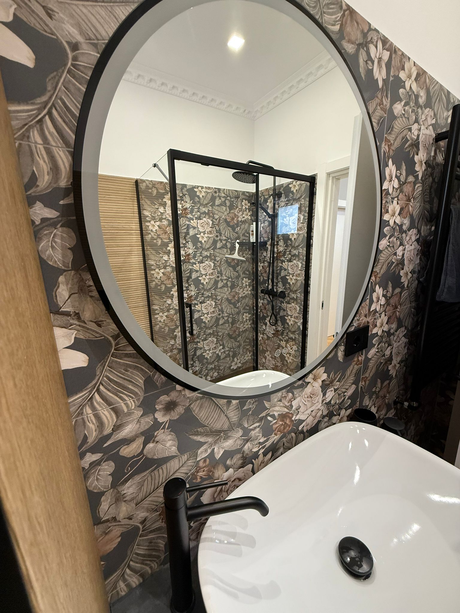 Bagno moderno con piastrelle chiare e specchio retroilluminato