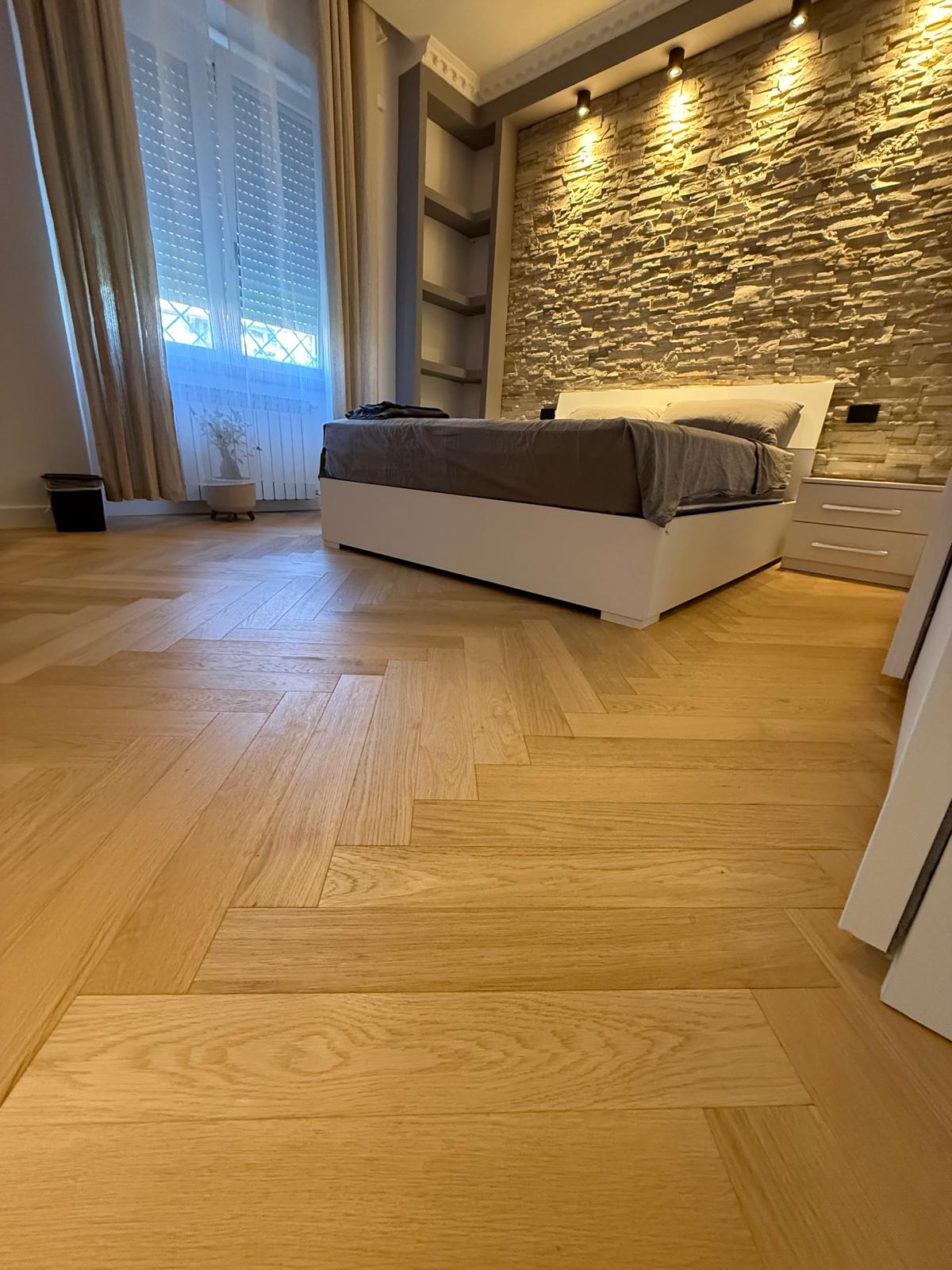 Dettaglio di assi di legno a parquet incrociato elegante.