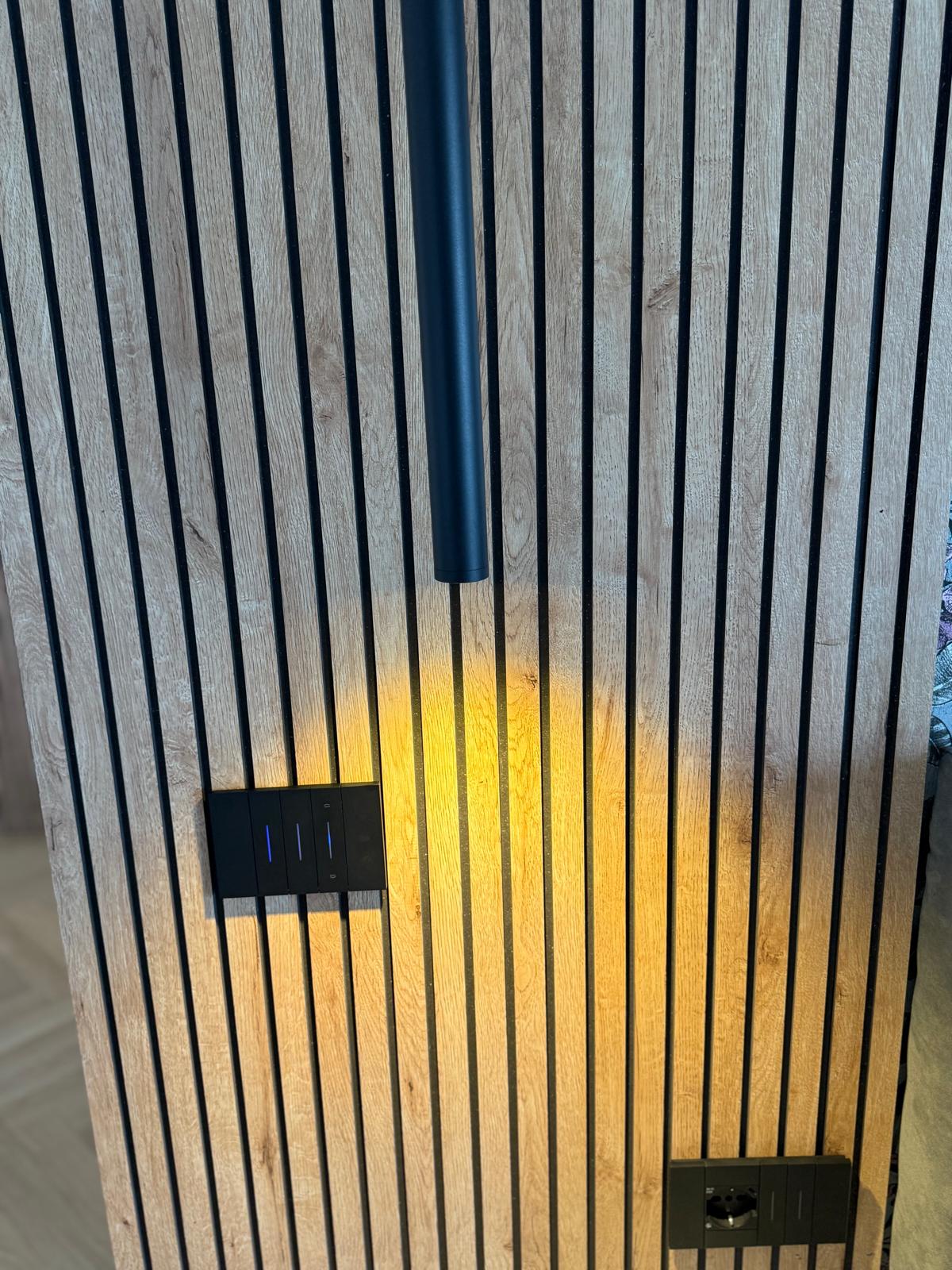 Parete in legno decorativo con luce da lettura appesa.